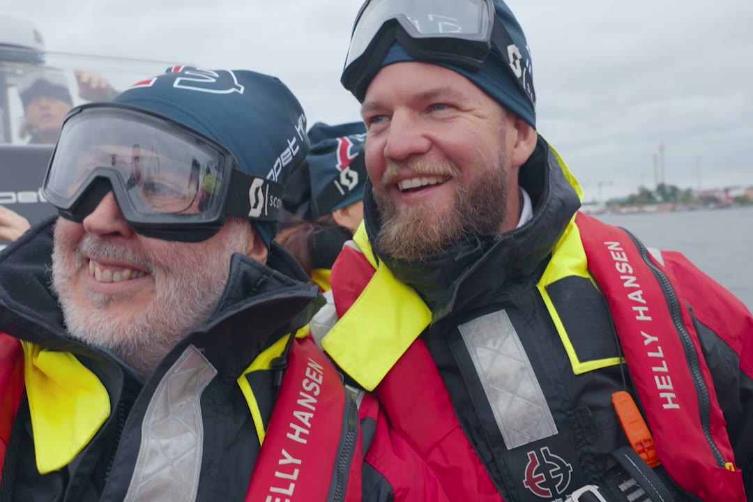 Glada deltagare i flytvästar på en RIB-båt under ett företagsevent