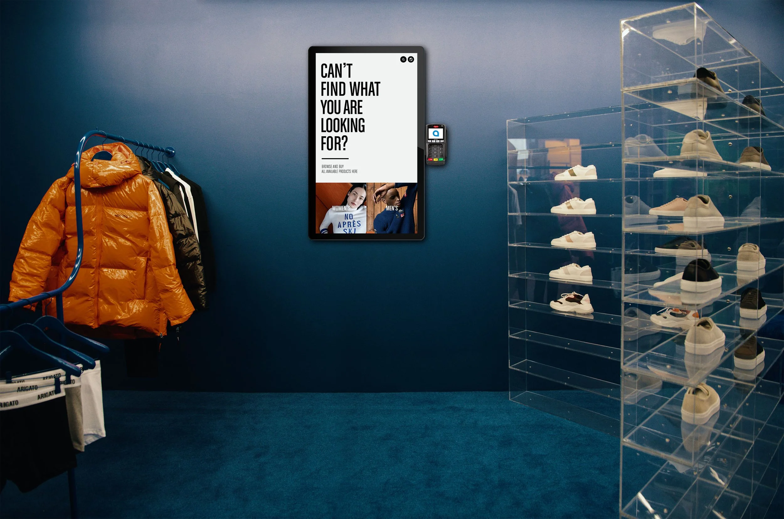 Axel Arigato butik med digital touchscreen och sneakers