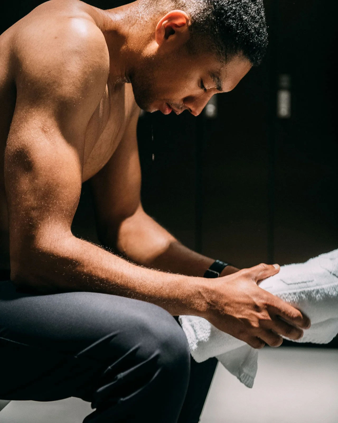 Fitness porträtt man i omklädningsrum