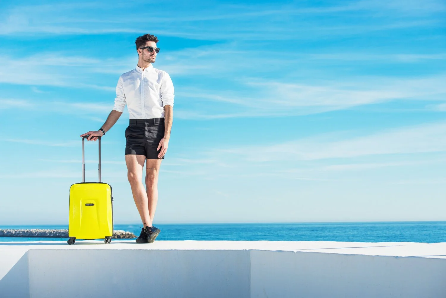 Kampanjfoto resväska vid havet för EPIC Travelgear