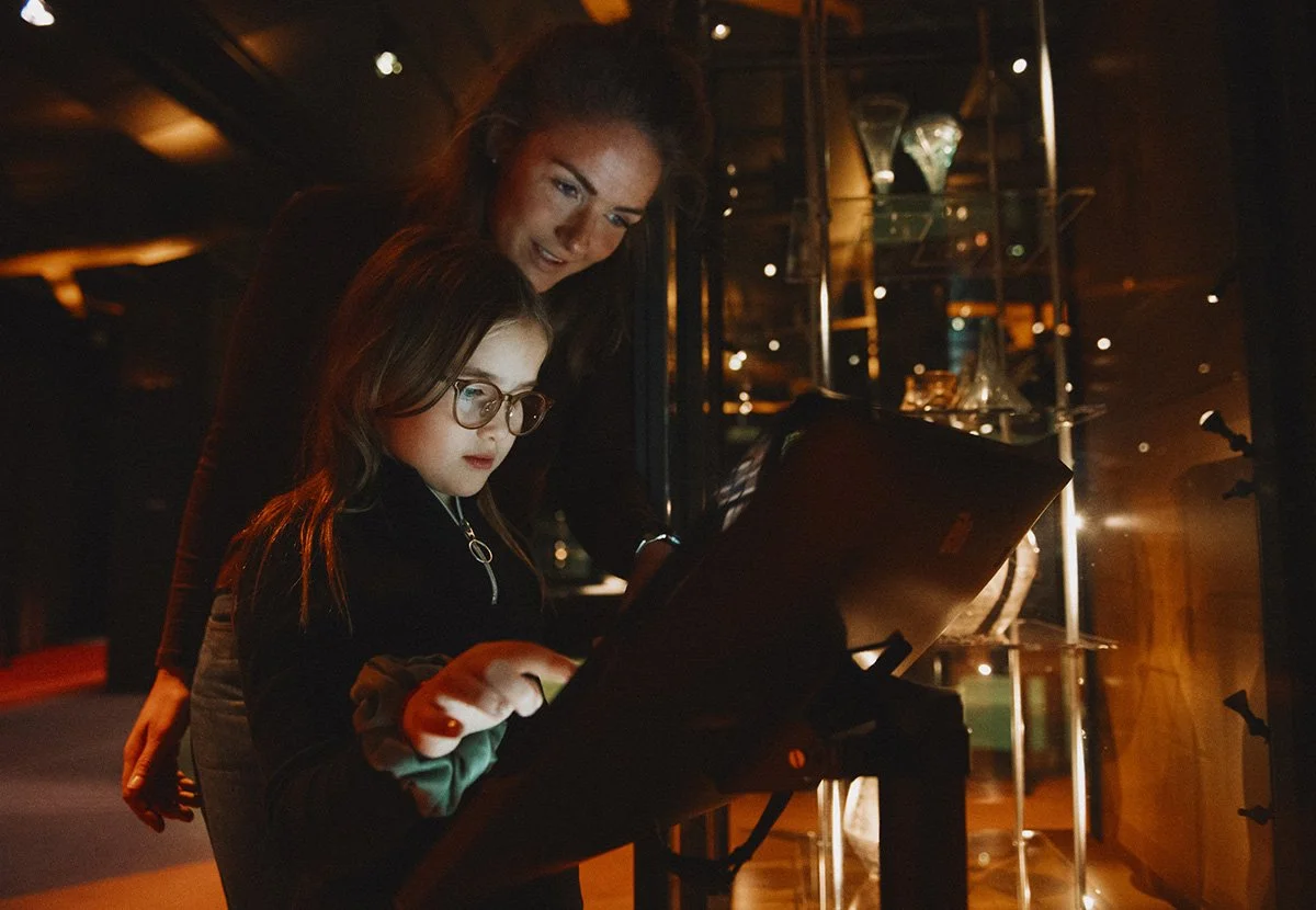 Besökare vid interaktiv Elo Touch skärm på museum