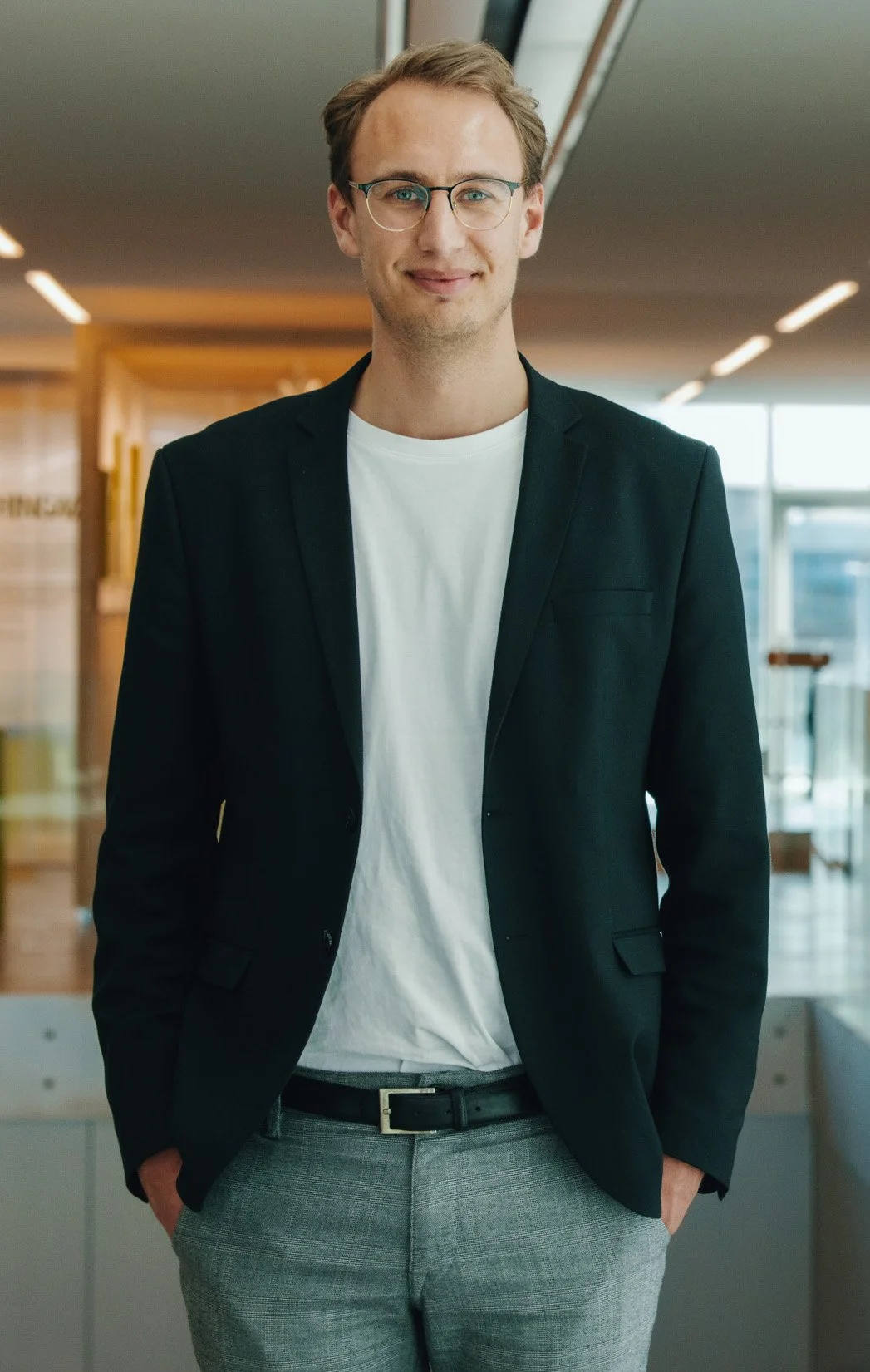 Företagsporträtt man i kavaj på kontor