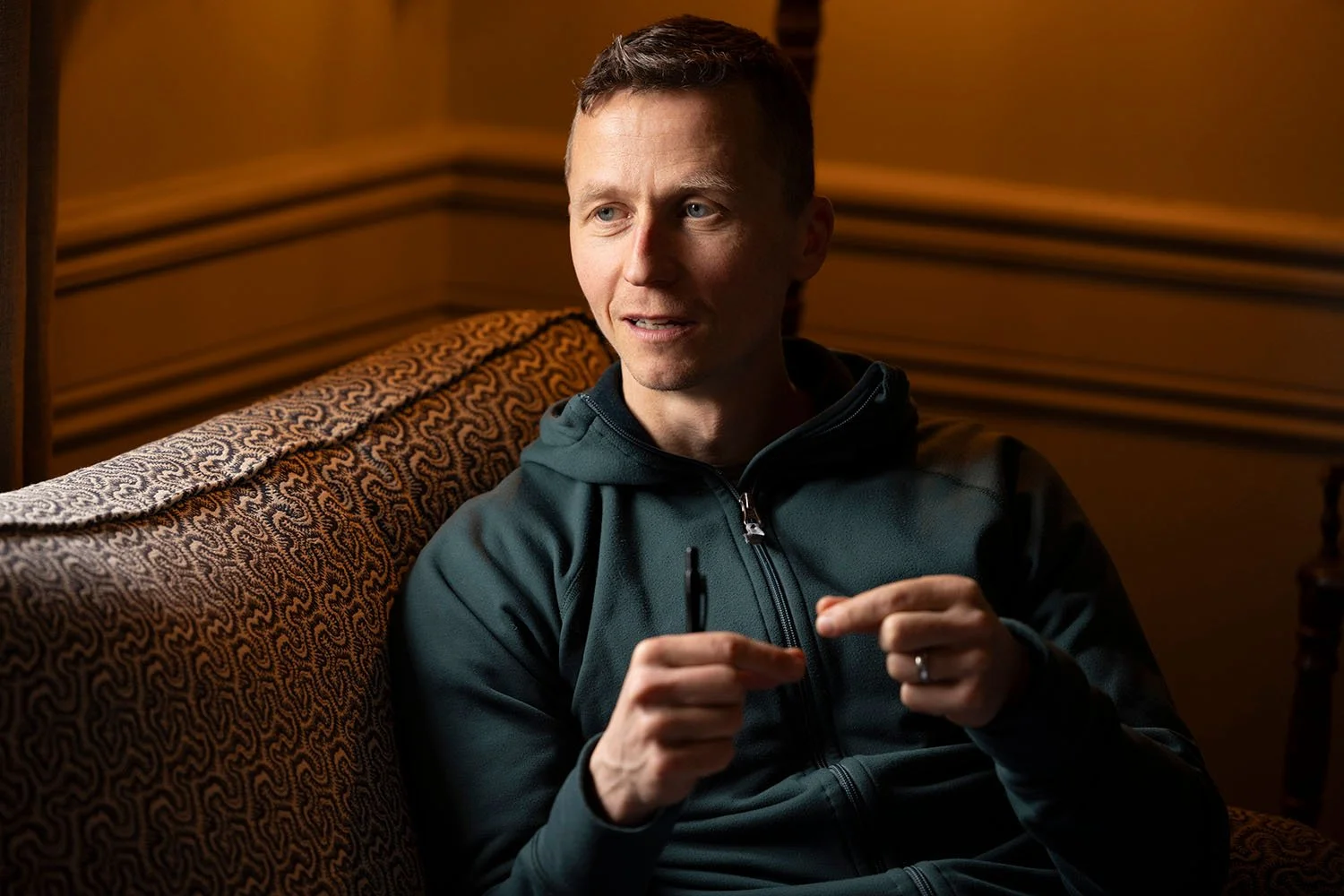 Porträtt i soffa på Knistad Herrgård för Qestit