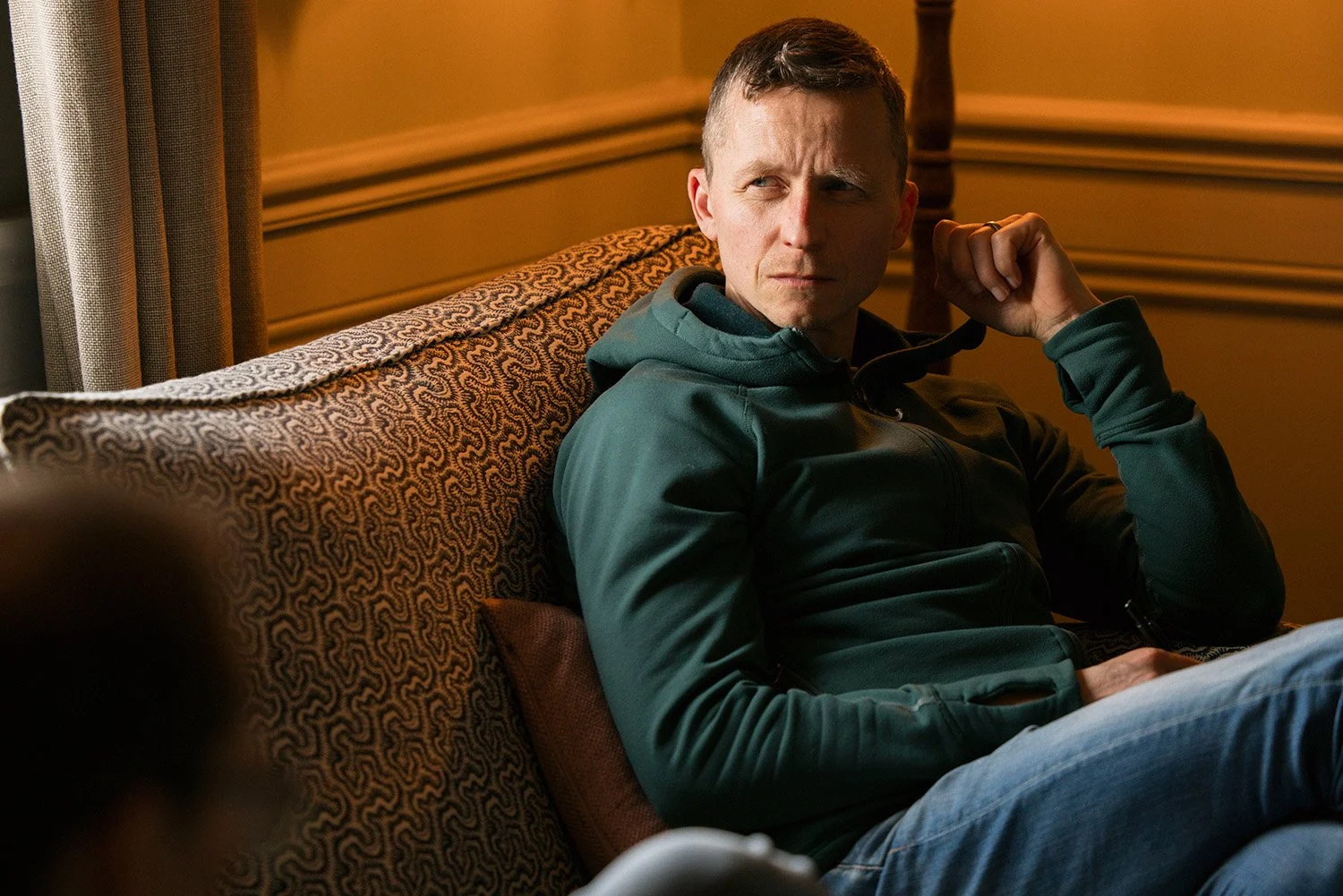 Avslappnat porträtt i soffa för Qestit