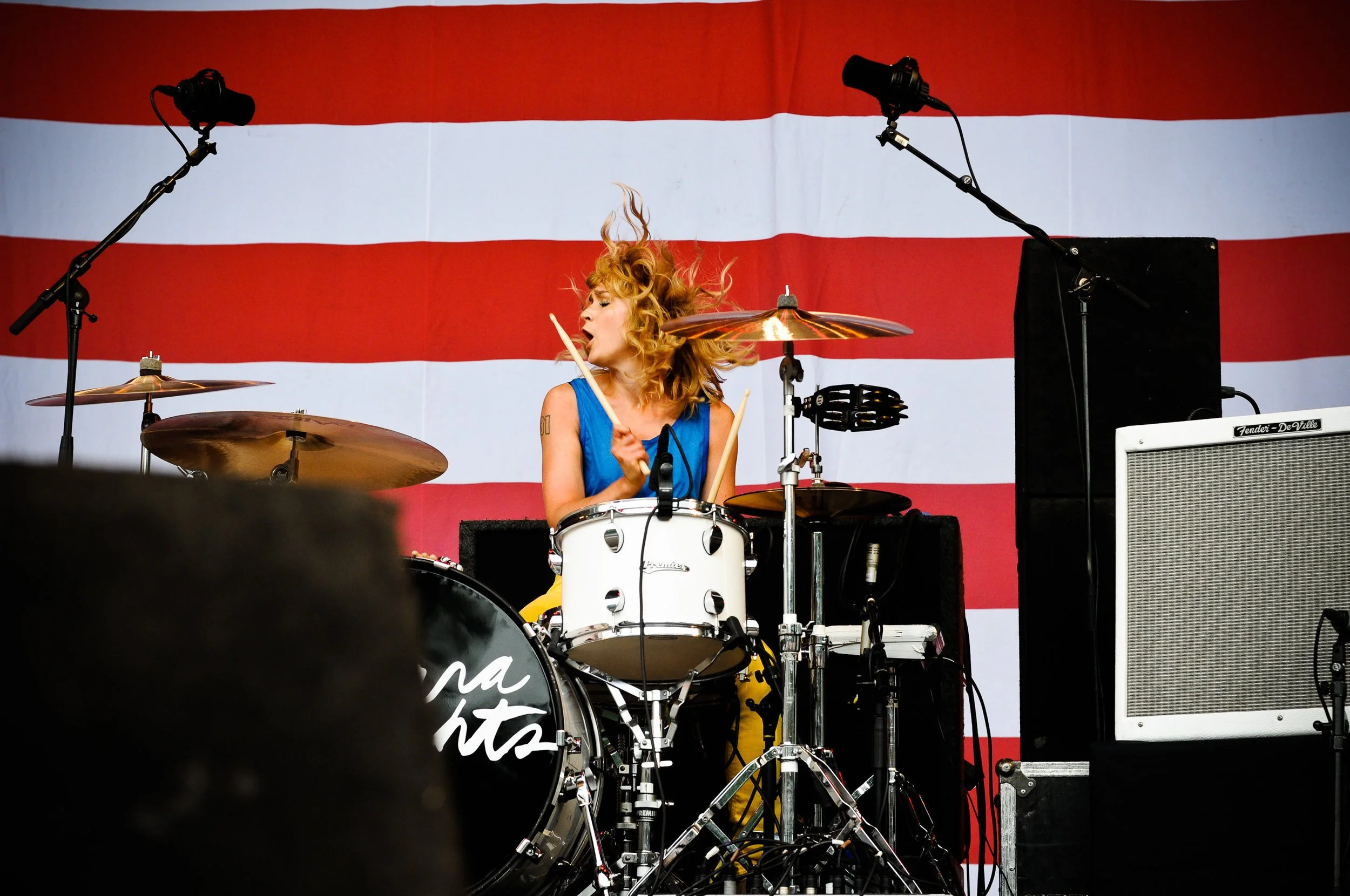 Konsertfoto trummis Sahara Hotnights på scen