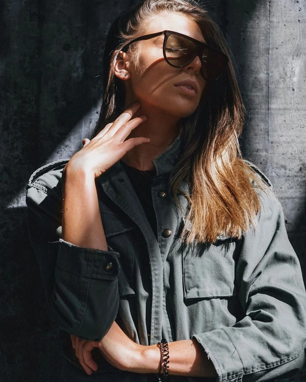 Modefoto solglasögon i urbant ljus