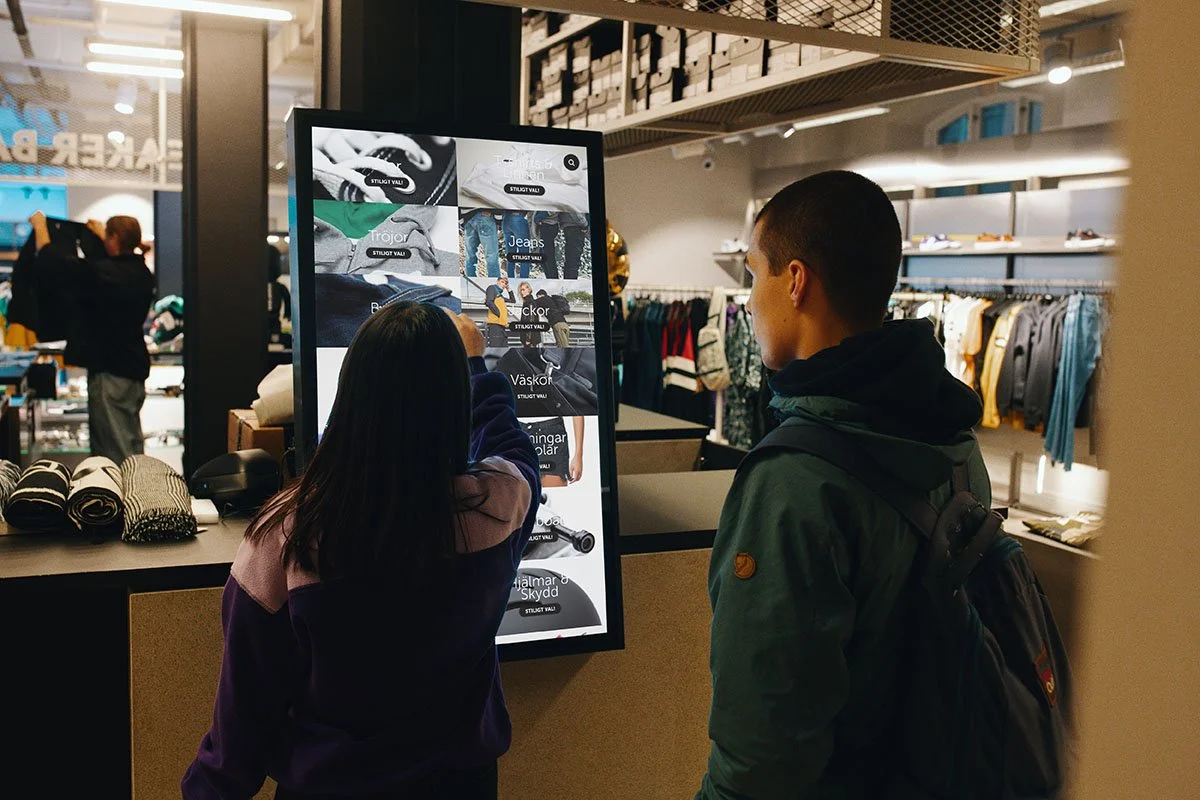 Kunder vid digital skärm i Junkyard butik
