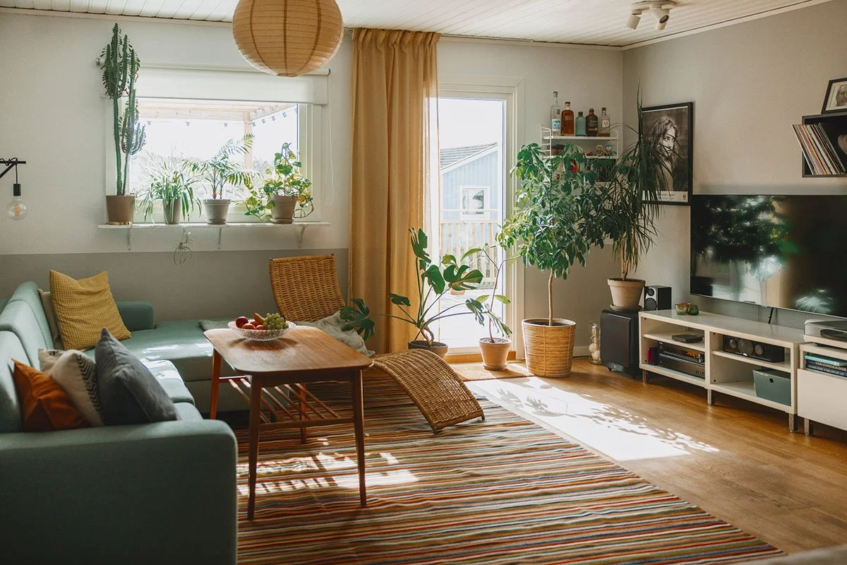 Interiörfoto vardagsrum med växter och naturligt ljus