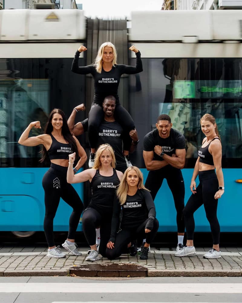 Teamfoto för Barrys Gothenburg vid spårvagn