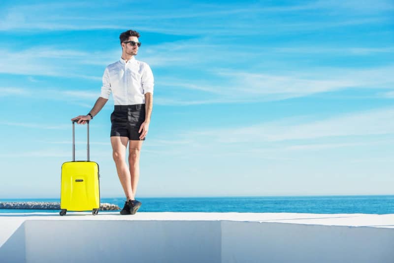 Kampanjfoto resväska vid havet för EPIC Travelgear