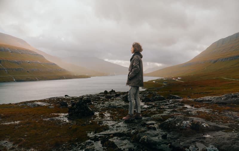 Kampanjfoto för Treksta på Färöarna, vandrare vid en fjord